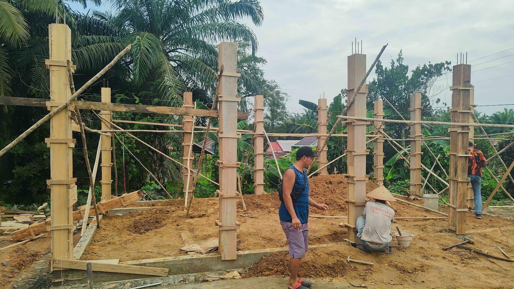 Kuaro Kalimantan Timur, Indonesia 24 November 2023. some builders are building a mosque photo