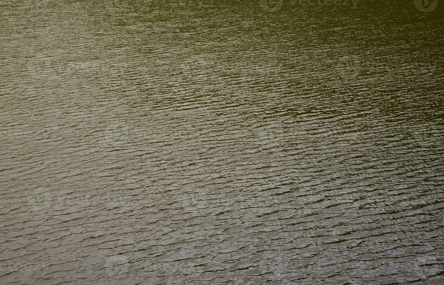 la textura del agua oscura del río bajo la influencia del viento, impresa en perspectiva. imagen horizontal foto