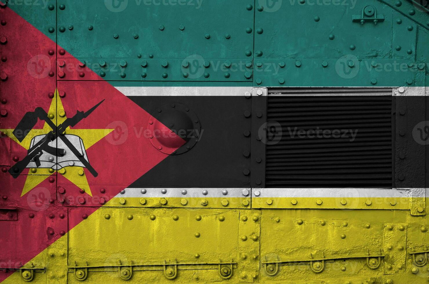 Mozambique bandera representado en lado parte de militar blindado tanque de cerca. Ejército efectivo conceptual antecedentes foto