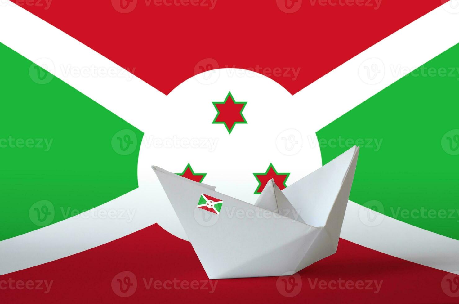 Burundi bandera representado en papel origami Embarcacion de cerca. hecho a mano letras concepto foto
