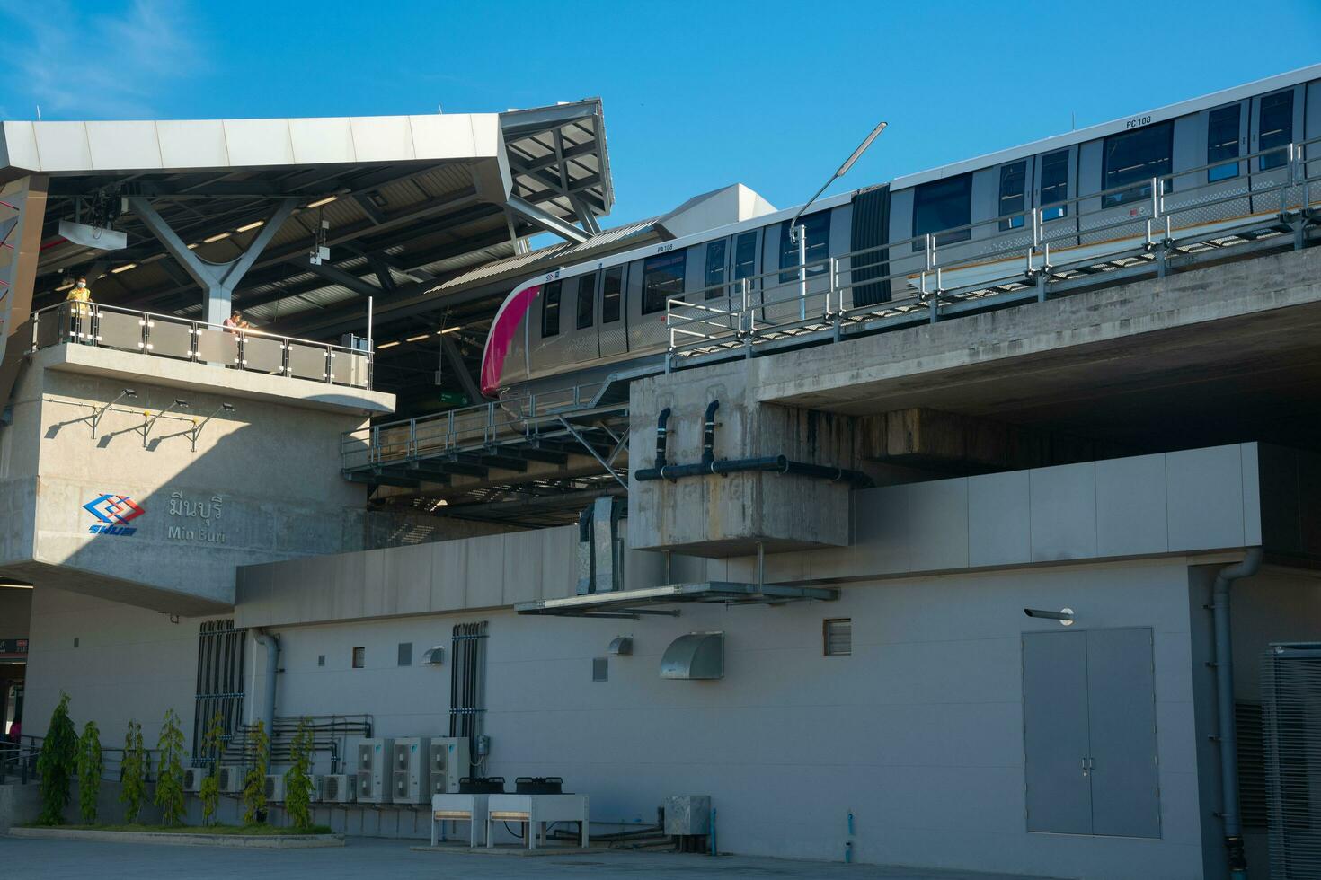 bangkok, tailandia-noviembre 25, 2023- cielo tren de metropolitano rápido tránsito rosado línea corriendo en tren pista. foto