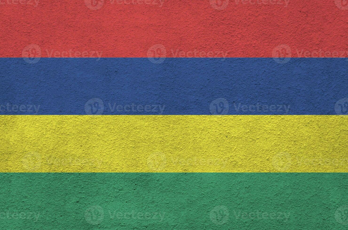 bandera de mauricio representada en colores de pintura brillante en la antigua pared de yeso en relieve. banner texturizado sobre fondo áspero foto