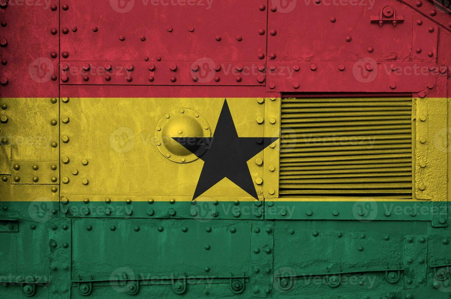 Ghana bandera representado en lado parte de militar blindado tanque de cerca. Ejército efectivo conceptual antecedentes foto