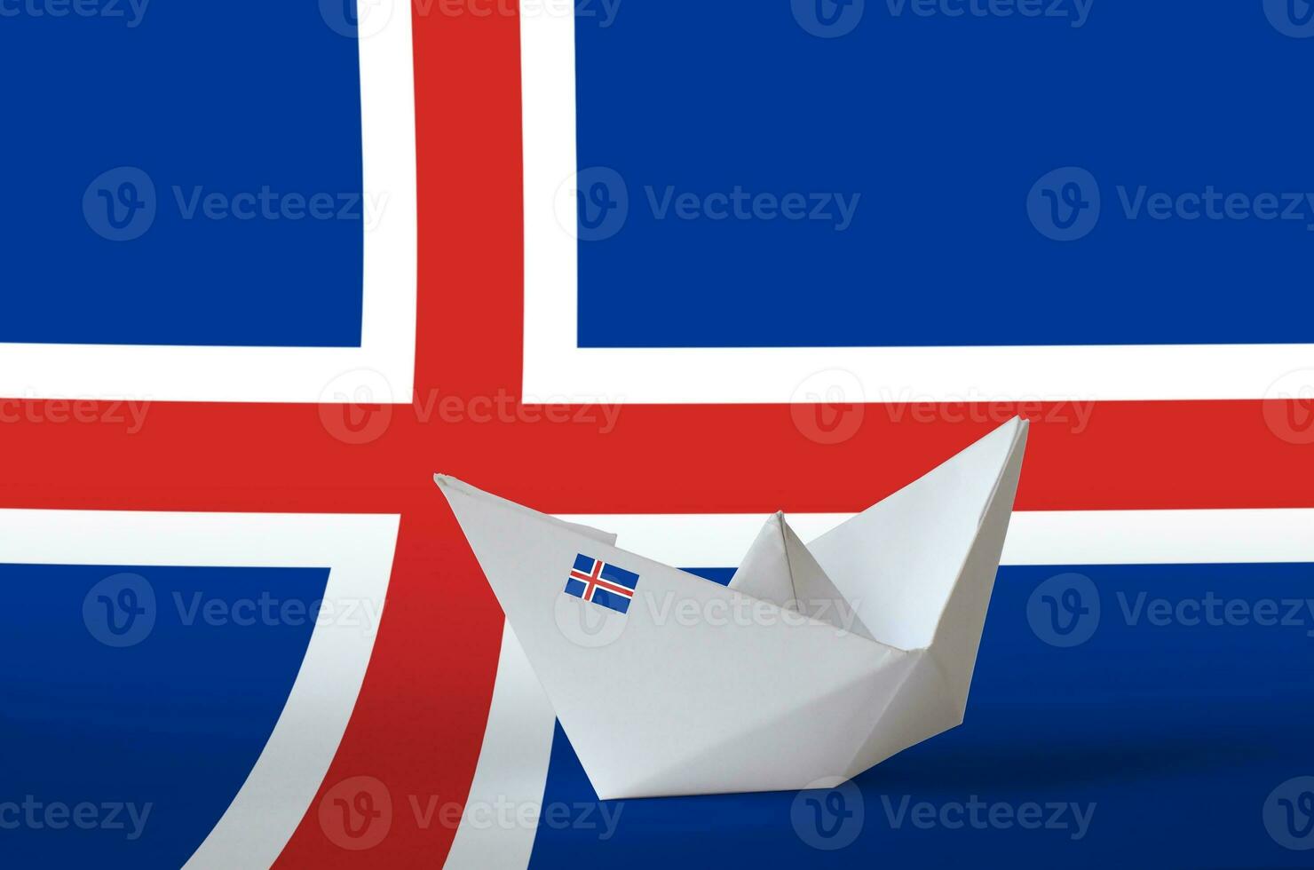 Islandia bandera representado en papel origami Embarcacion de cerca. hecho a mano letras concepto foto