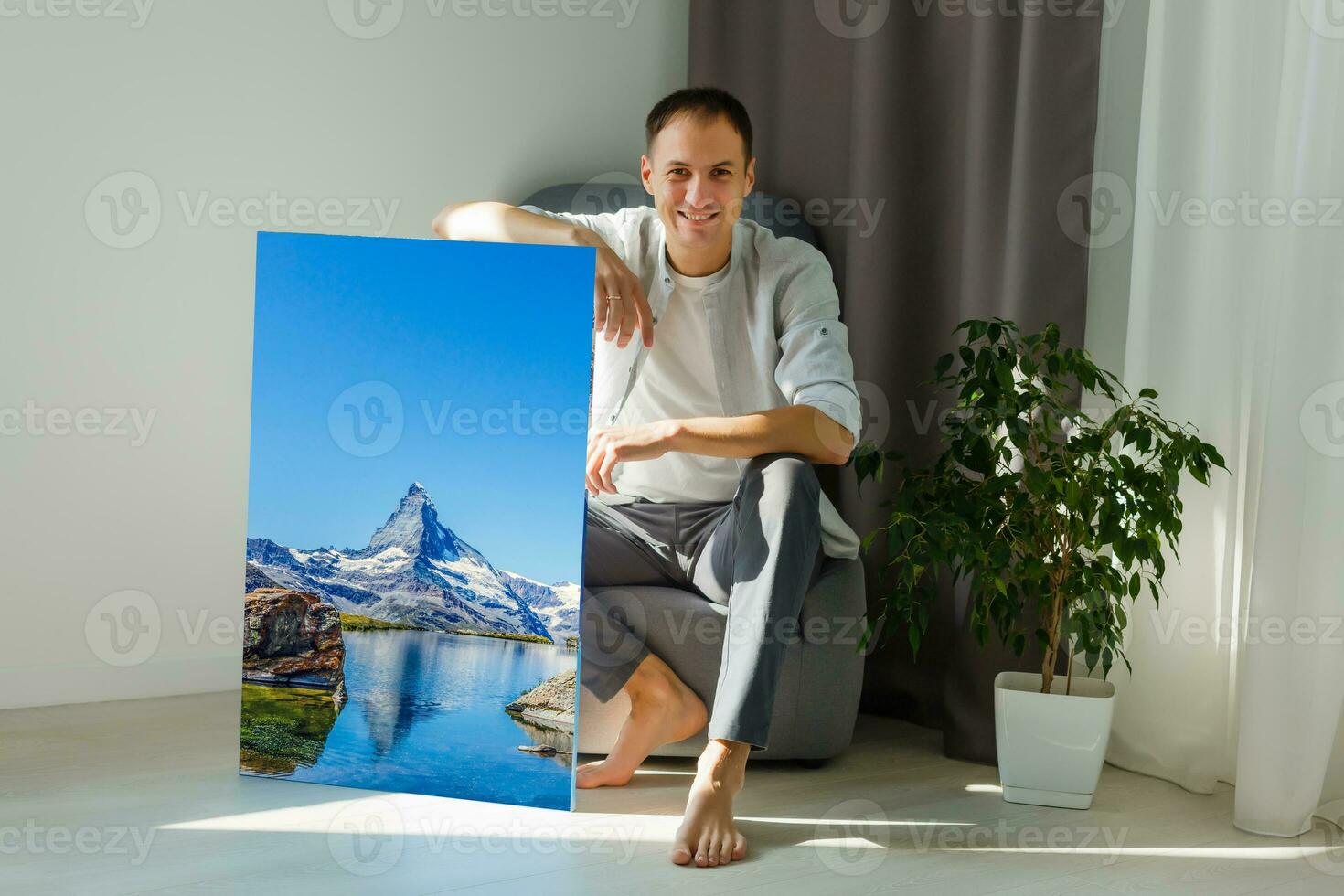 hombre sostiene lona en el interior foto