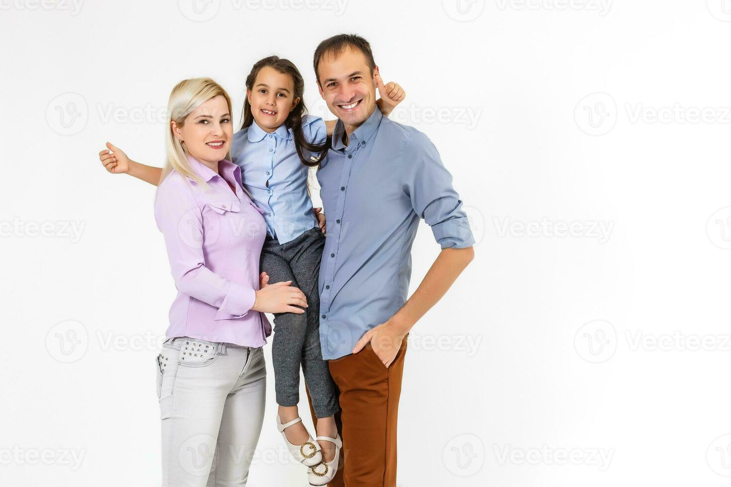 retrato de hermosa sonriente familia padre, madre y hija en un blanco antecedentes foto