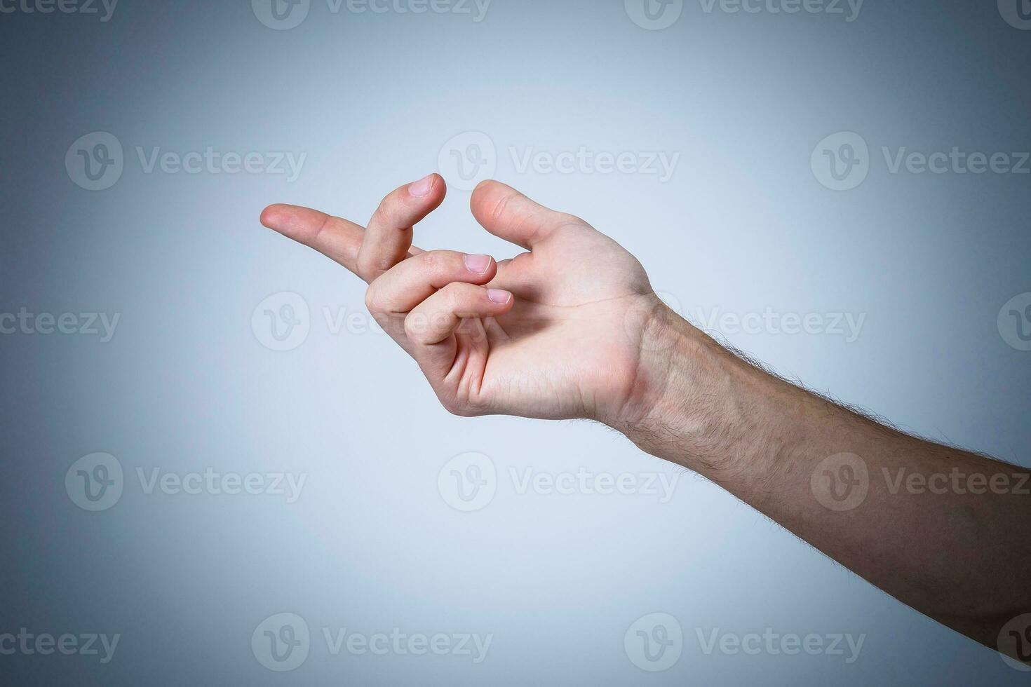 hombre extensión mano a apretón de manos aislado en un blanco antecedentes foto