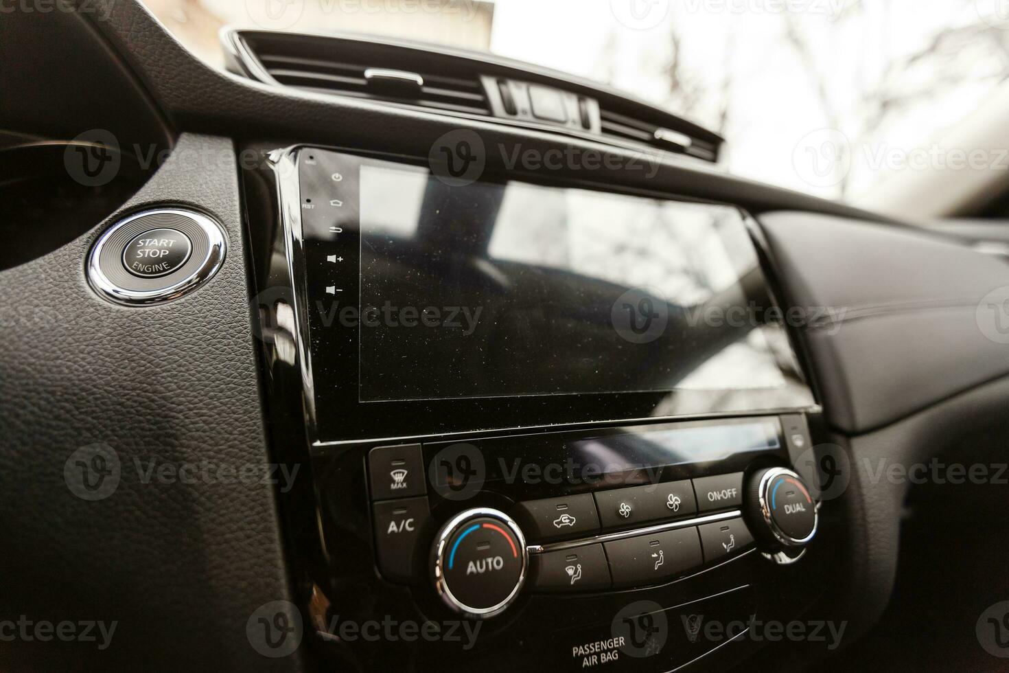 moderno coche interior con tablero y multimedia foto