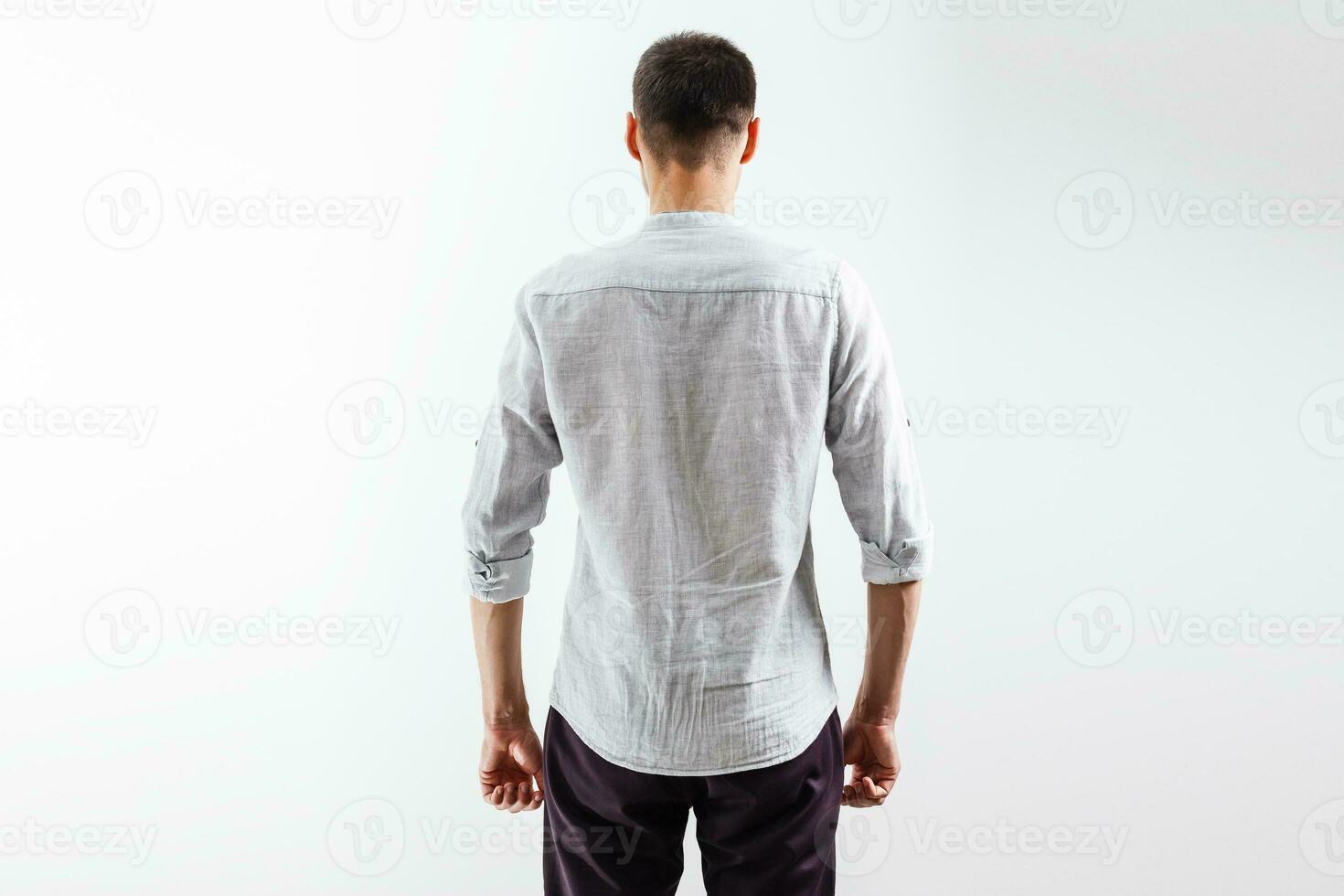 de los hombres seda camisa aislado en blanco. ropa colección foto