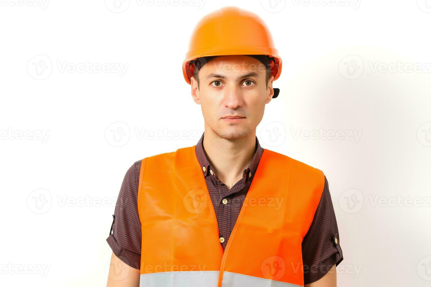 joven trabajador aislado en blanco foto