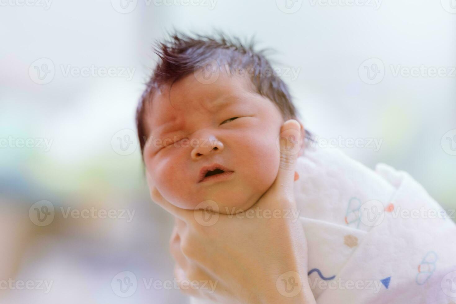 el bebé chico estaba sólo nacido con bebé paño envuelto alrededor el todo cuerpo foto