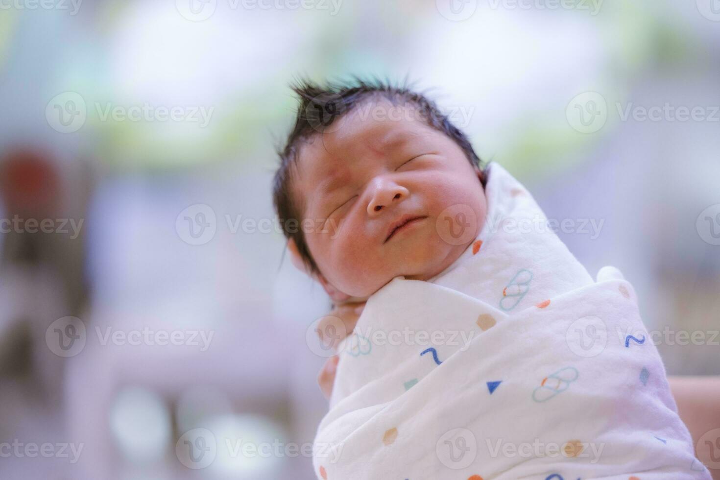 el bebé chico estaba sólo nacido con bebé paño envuelto alrededor el todo cuerpo foto