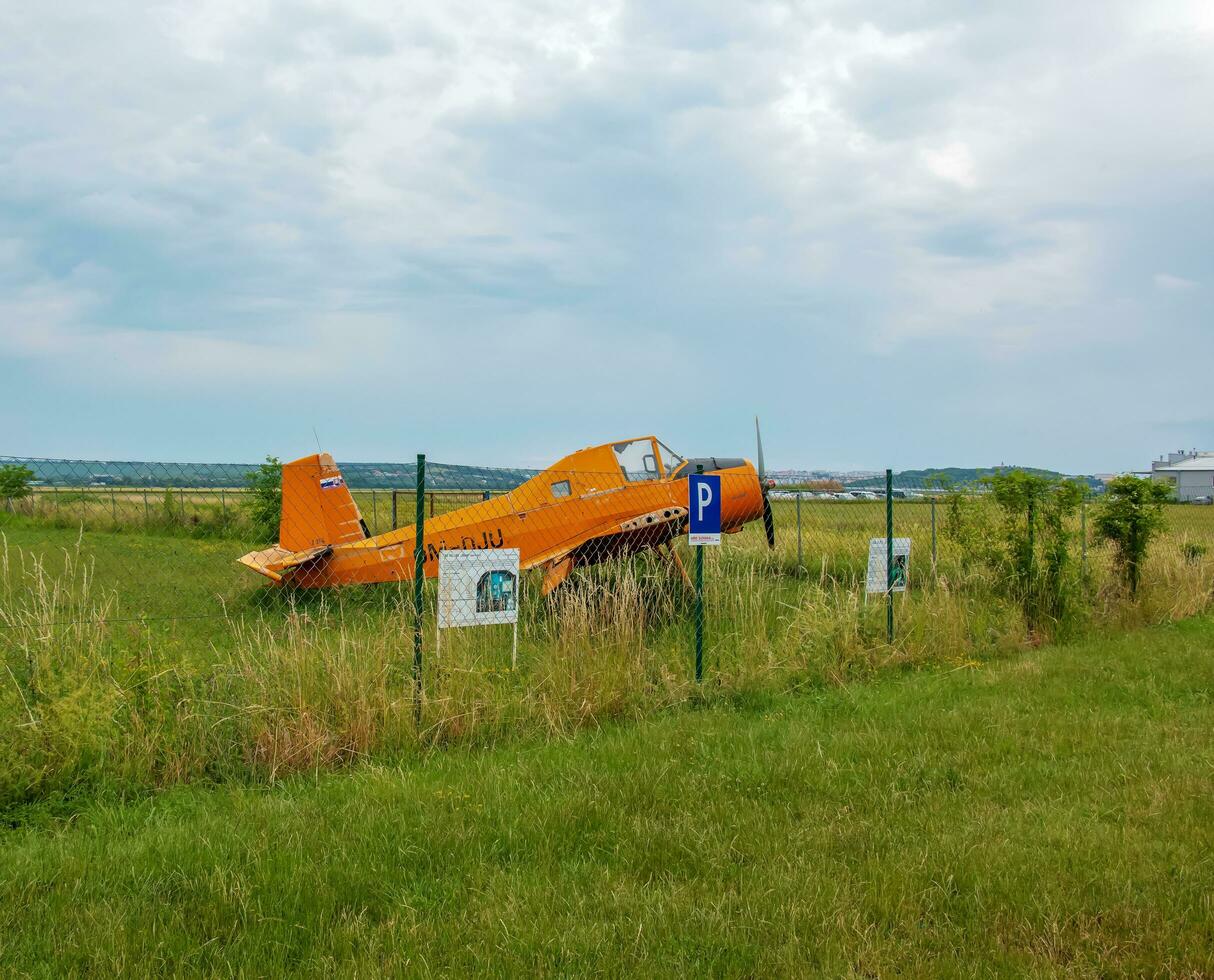 aeroclub, nitra, Eslovaquia - 16.06.2022 checoslovaco agrícola aeronave zlín z-37 cmelak en el territorio de el aeroclub en nitra. foto