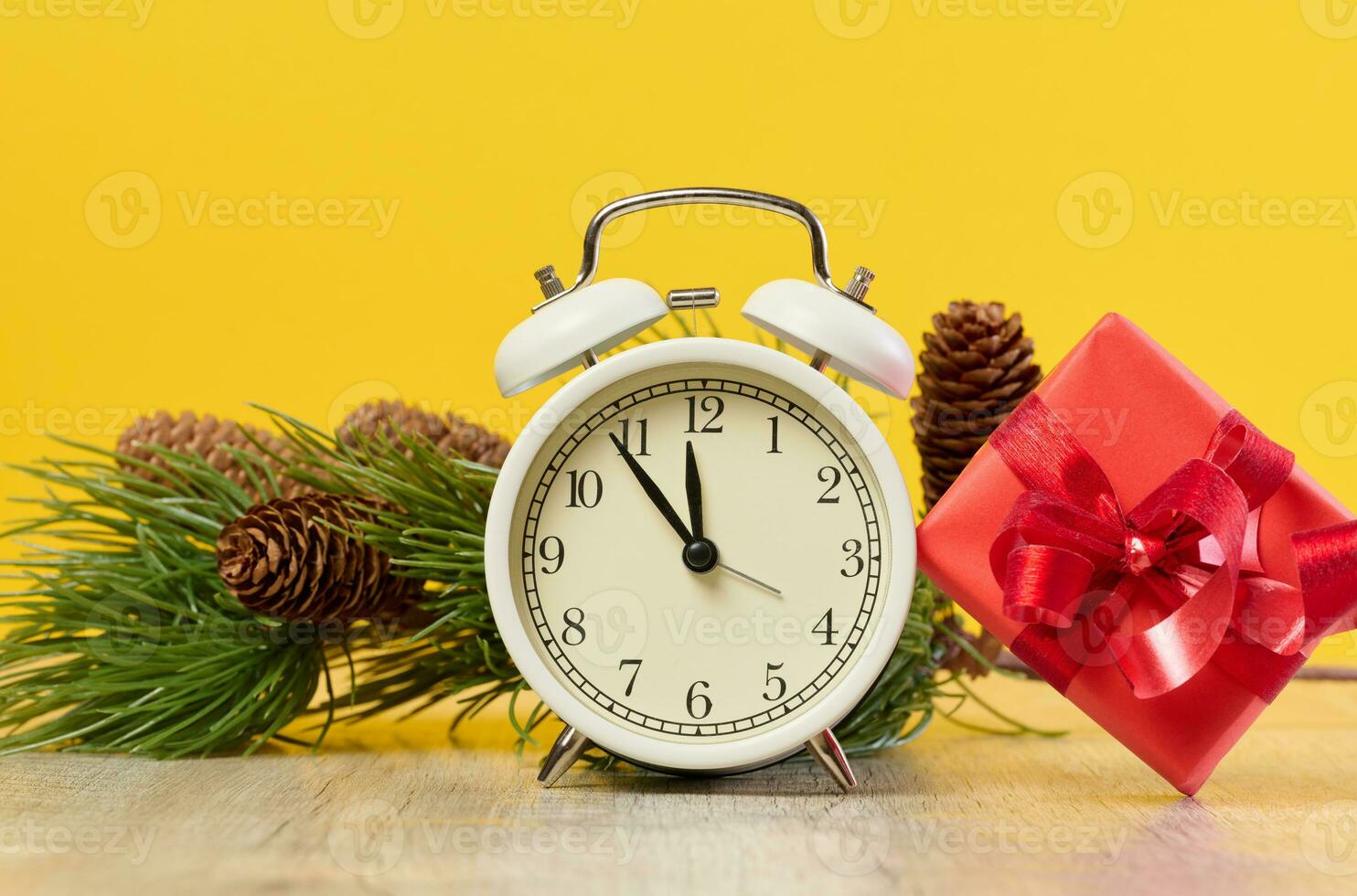 alarma reloj y apilar de rojo regalo cajas en amarillo antecedentes foto