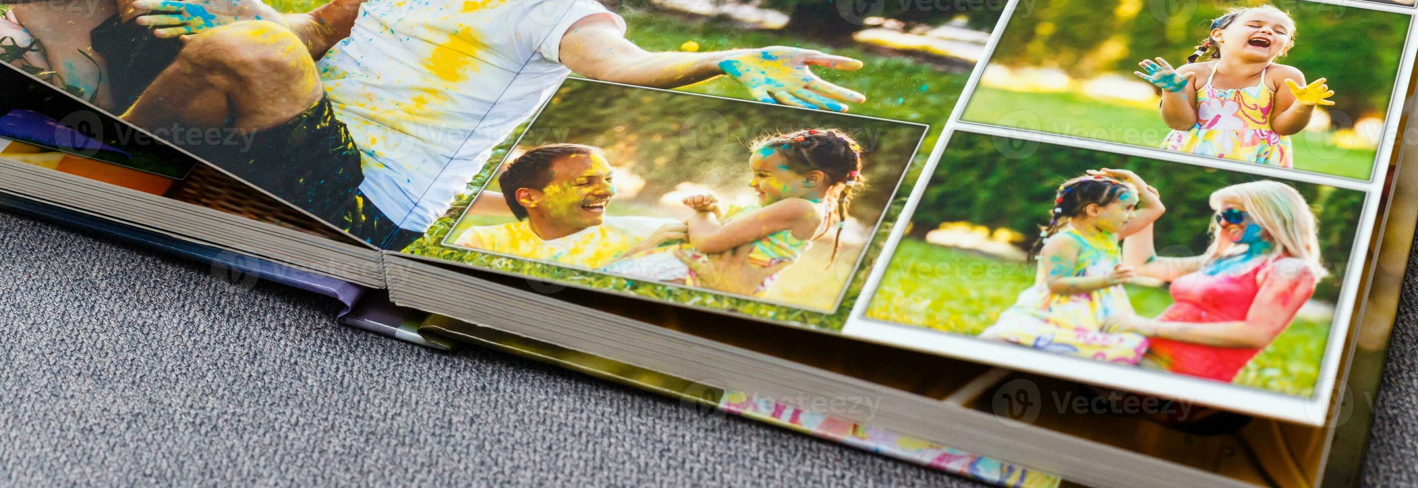 fotolibro álbum en cubierta mesa con viaje fotos