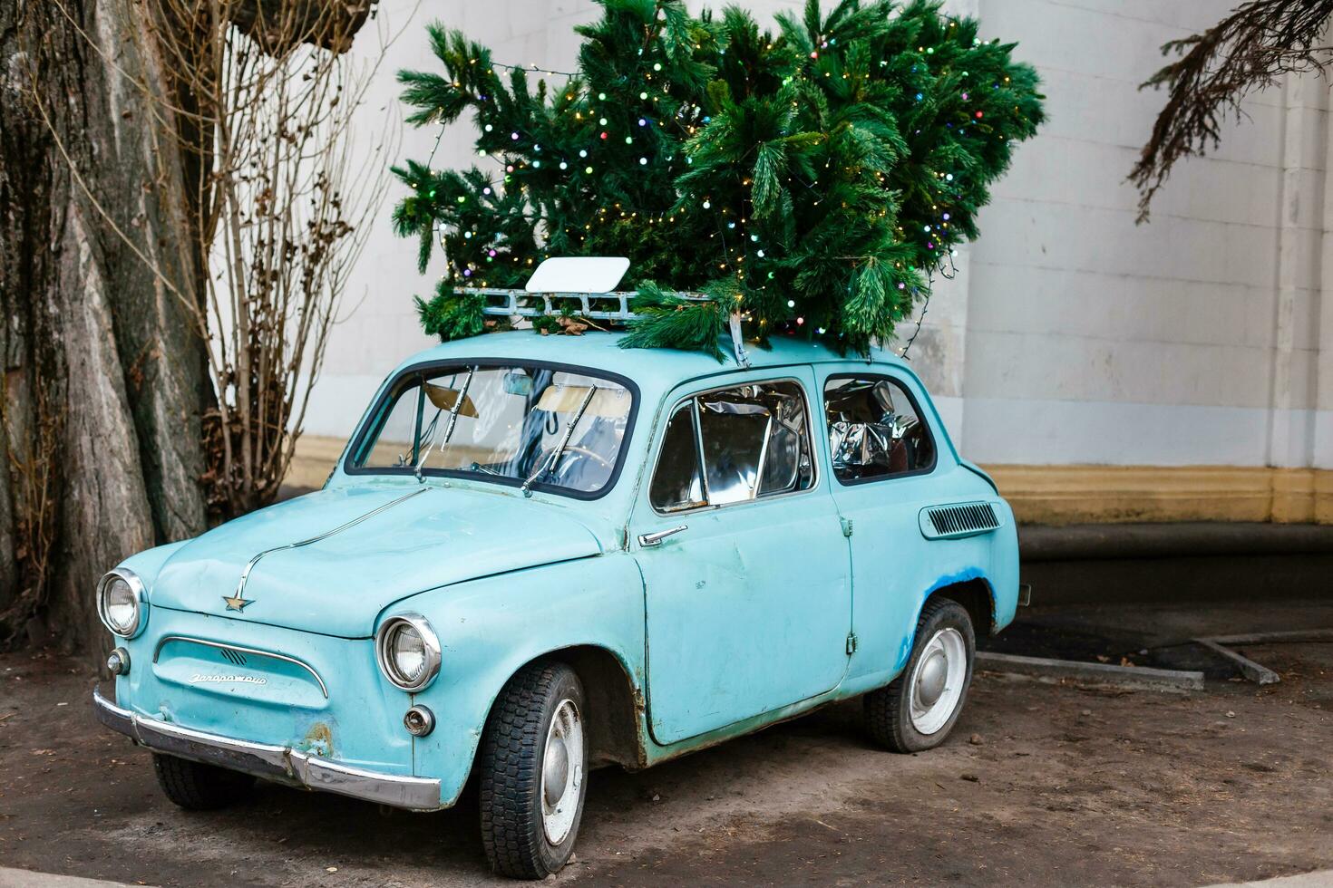 kiev, Ucrania - enero 26, 2020 invierno país vdnh exposición decorado para nuevo año y Navidad vacaciones, antiguo coche con un árbol foto