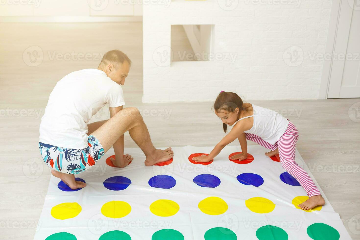 pequeño niña y padre jugar tornado a hogar foto