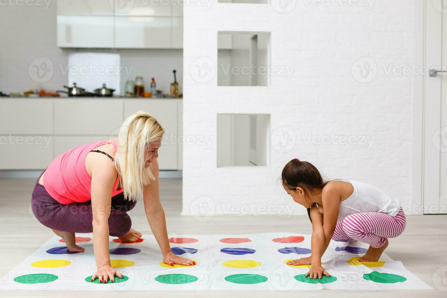 niño niña y madre jugando juntos a hogar foto