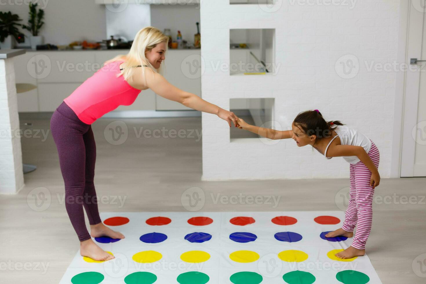 joven madre jugando con su niños. alegre familia a hogar. contento familia teniendo un divertido juntos. foto