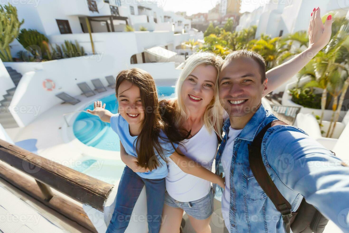 joven familia teniendo divertido juntos por el piscina foto