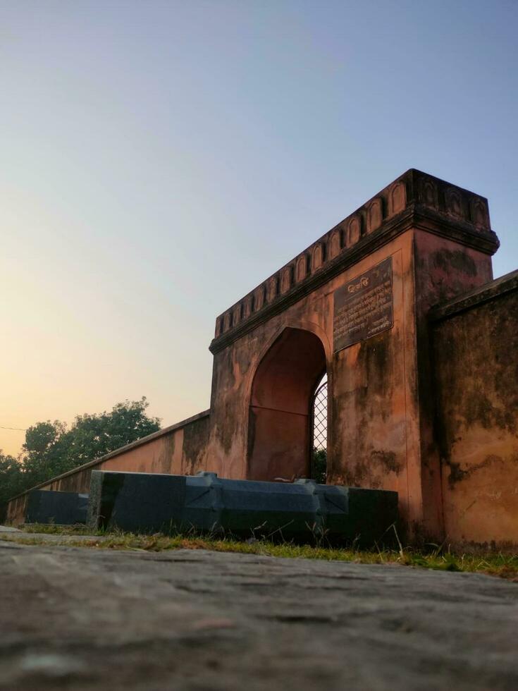 histórico sitio de bangladesh hermosa antiguo arquitectura. exterior lado. foto