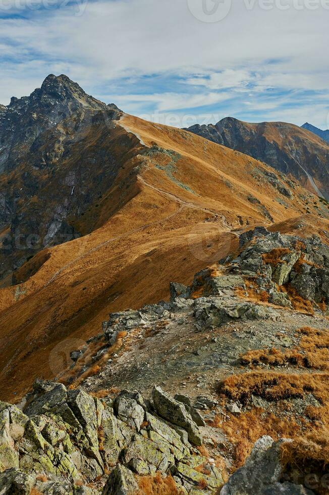 hermosa natural paisaje con montañas y rocoso terreno. foto