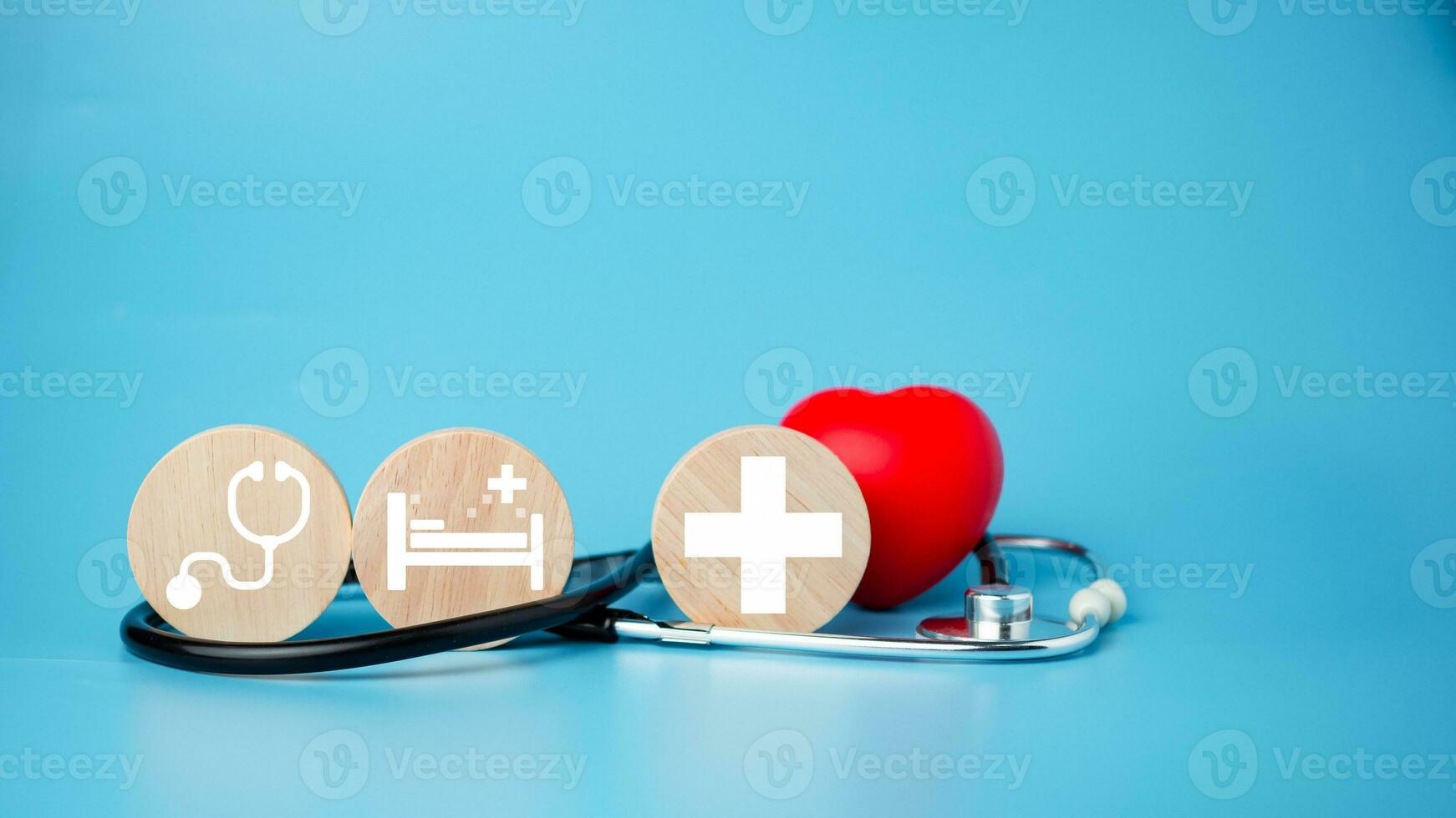 el concepto de salud seguro y médico bienestar. circulo madera y rojo corazón con icono. salud seguro y acceso a salud cuidado. foto