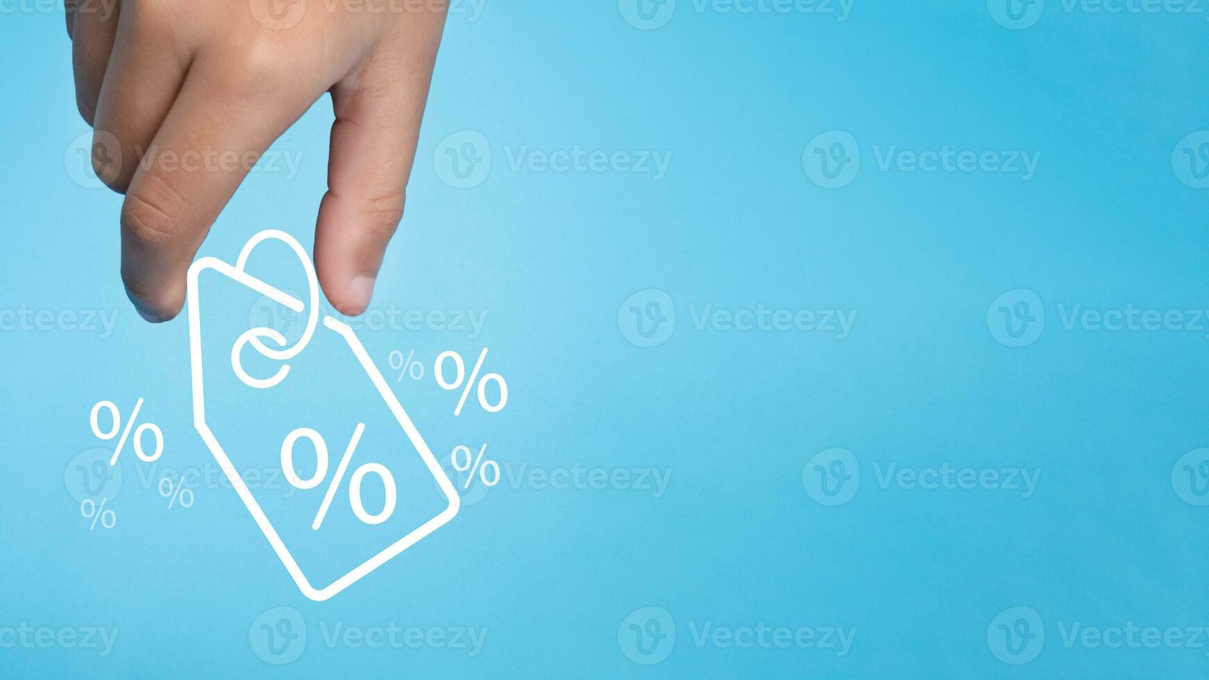 humano mano sostiene descuento porcentaje firmar icono en ligero azul antecedentes representa en línea compras concepto, especial precio productos y promociones foto