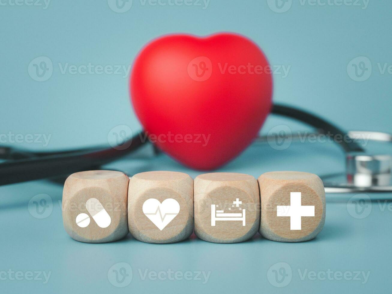 el concepto de salud seguro y médico bienestar. bloquear de madera y rojo corazón con más icono. salud seguro y acceso a salud cuidado. foto