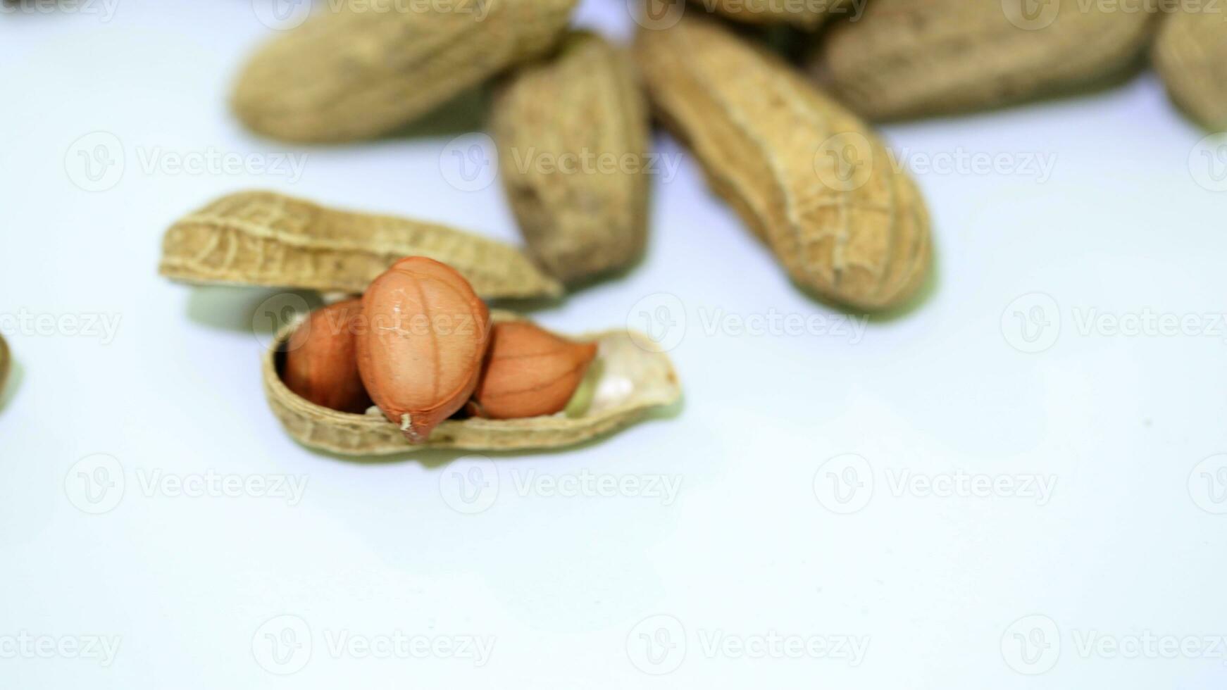 Peanuts, crunchy delights packed with flavor. A popular snack, rich in nutrients, enjoyed roasted or as a tasty ingredient in various dishes. photo