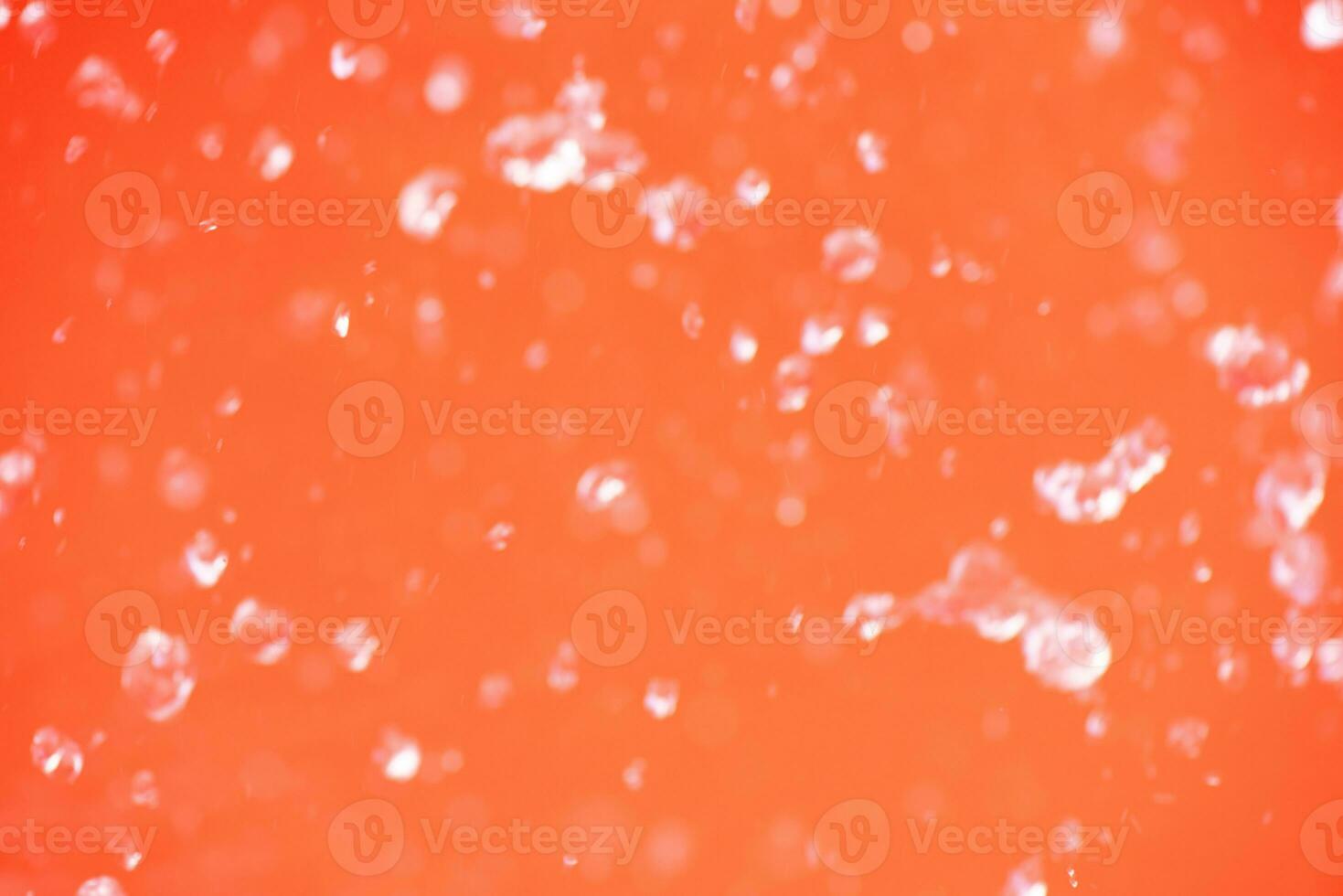 naranja agua con ondas en el superficie. desenfocar borroso transparente blanco negro de colores claro calma agua superficie textura con chapoteo y burbujas agua olas con brillante modelo textura antecedentes. foto