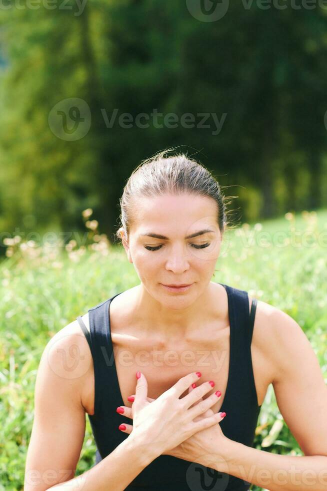 al aire libre retrato de sano mujer practicando yoga en montañas foto