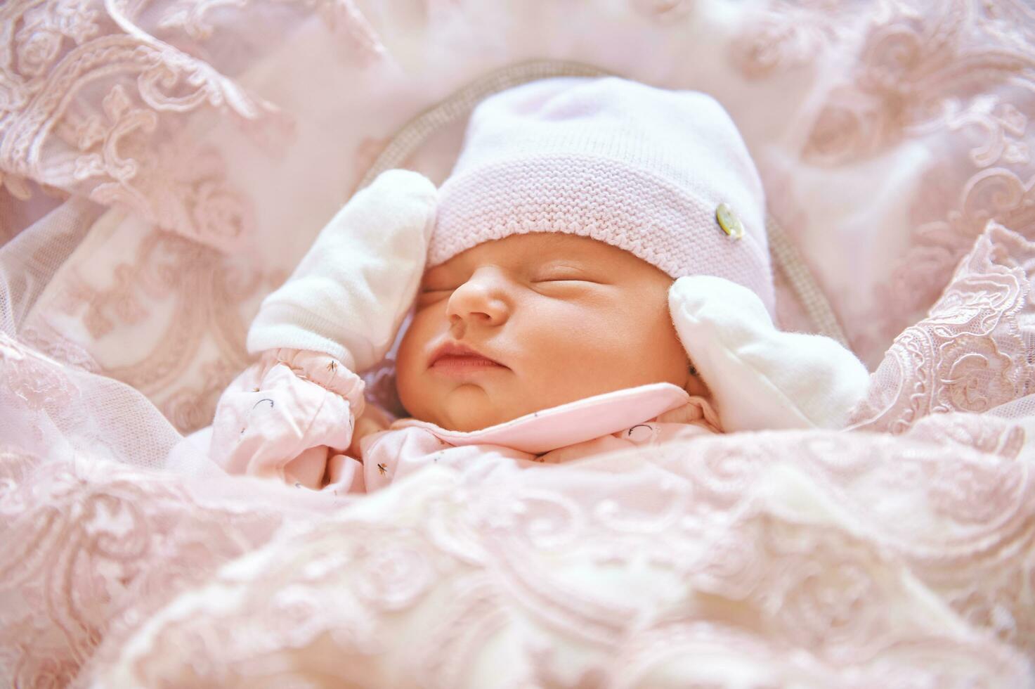 cerca arriba retrato de adorable dormido recién nacido bebé niña foto