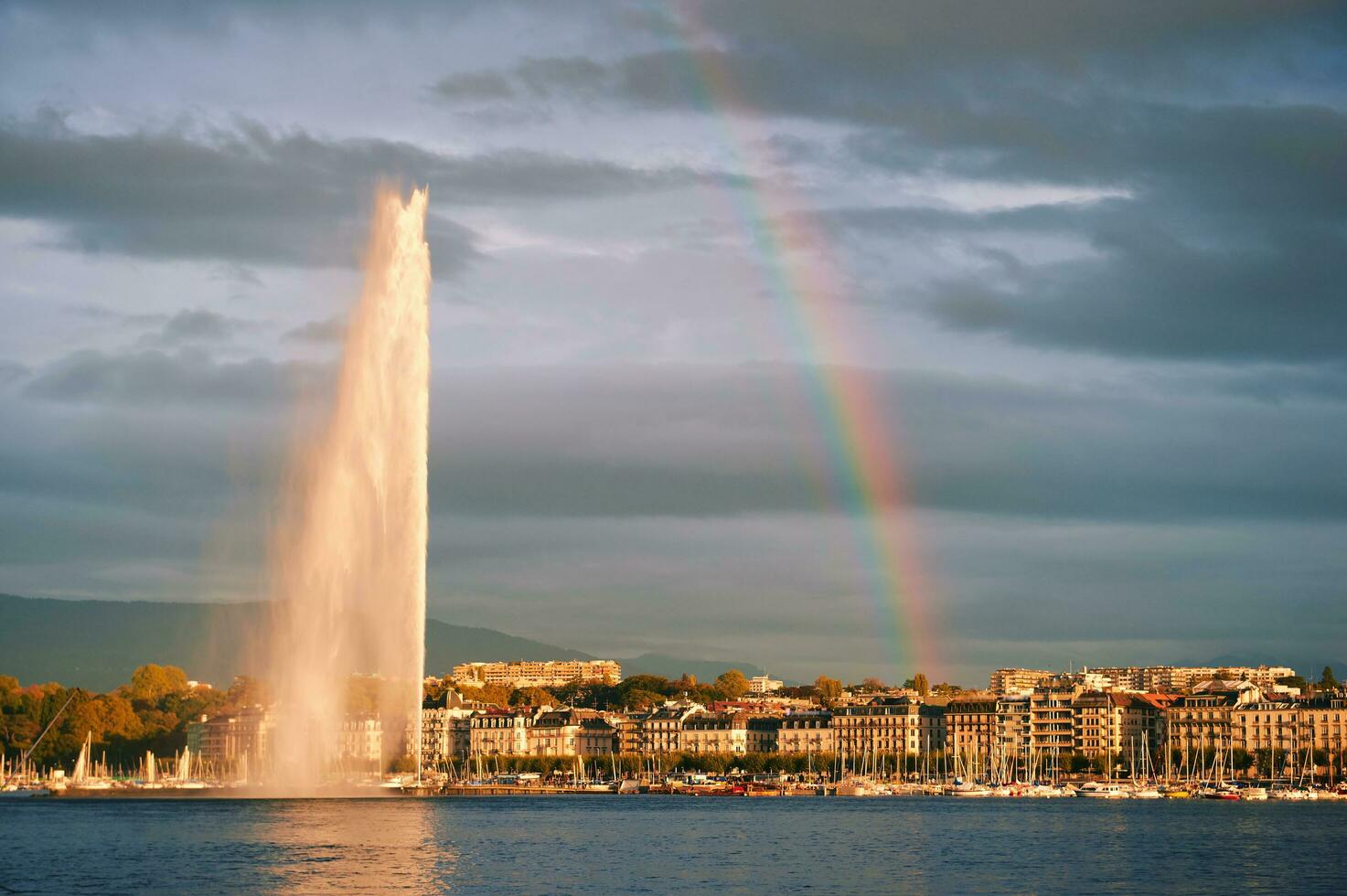 ciudad paisaje de Ginebra céntrico y lago, Suiza, brillante arco iris terminado famoso 140 metros chorro de agua fuente foto