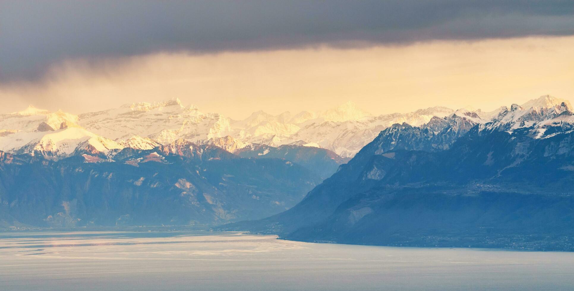 puesta de sol o amanecer terminado montaña lago, naturaleza antecedentes bandera foto