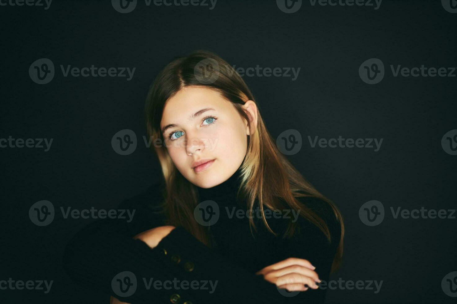 estudio retrato de bonito joven Adolescente niña posando en negro antecedentes foto