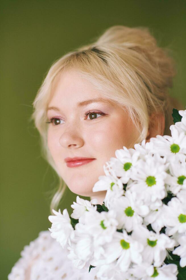 belleza retrato de bonito joven 15 - dieciséis año antiguo adolescente niña vistiendo blanco vestir posando en verde antecedentes foto