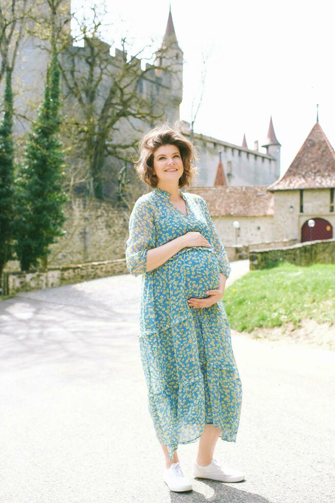 al aire libre retrato de contento joven mujer viaje en Europa, visitando antiguo castillo, imagen tomar en Suiza foto