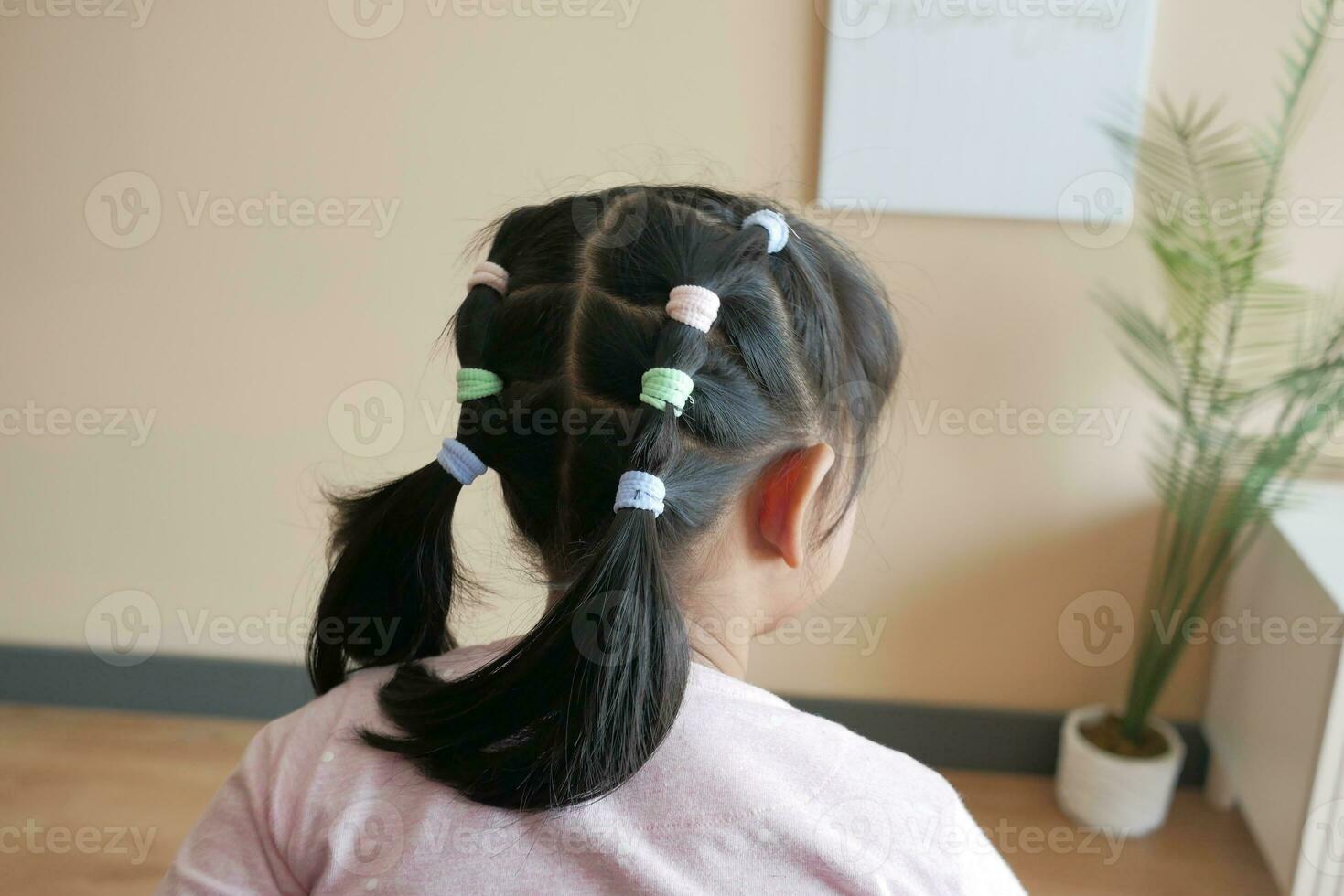 hermosa cinta es atado en un niño pelo foto