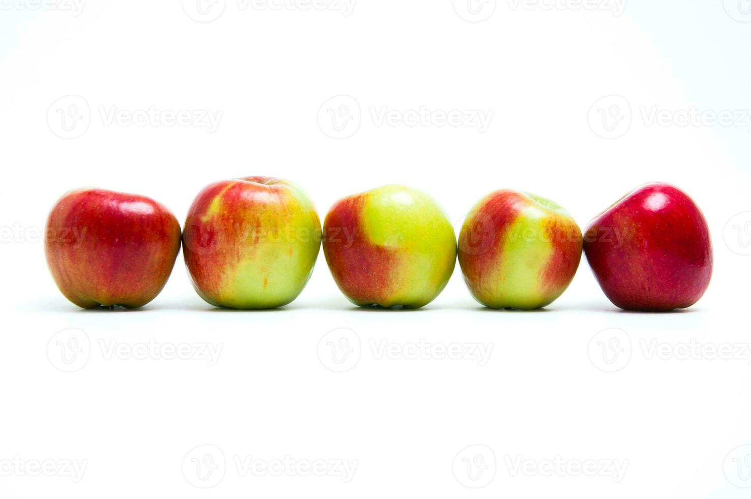 cinco Fresco manzanas en un fila foto