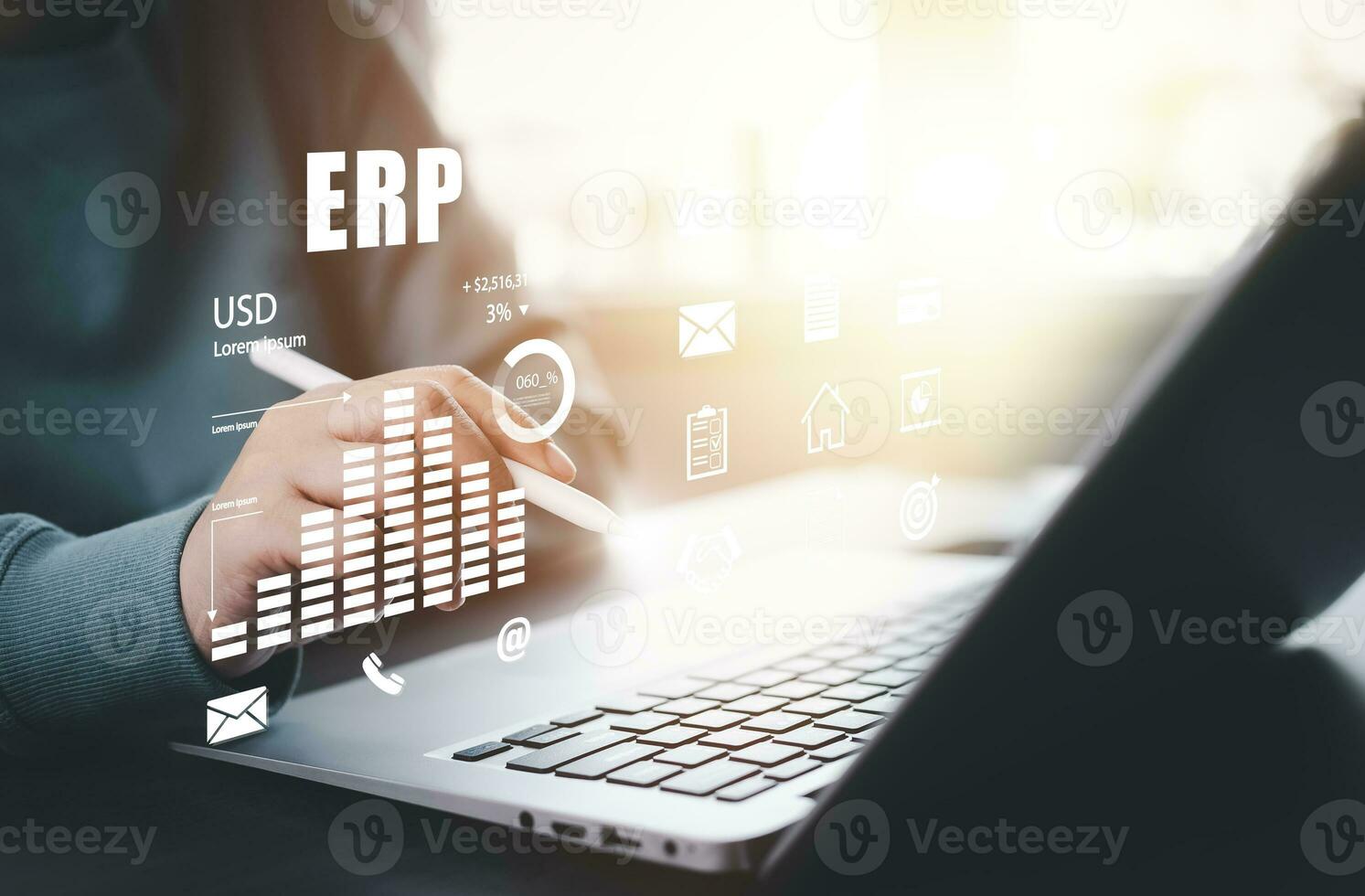 negocio personas utilizando un ordenador portátil con documento administración para erp. empresa recurso planificación concepto, empresa recurso administración erp software sistema para negocio recursos plan presentado. foto