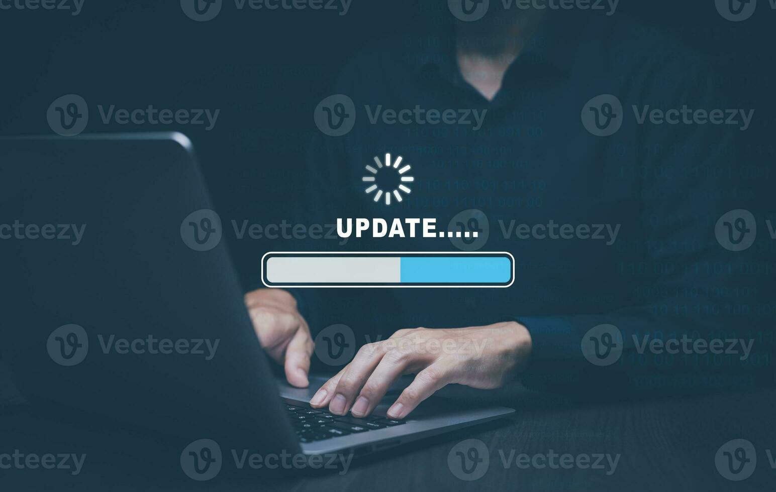 ordenador portátil con actualizar software computadora programa potenciar negocio tecnología Internet, actualizar en virtual pantalla. Internet y tecnología concepto, cargando bar con instalando el actualizar, foto