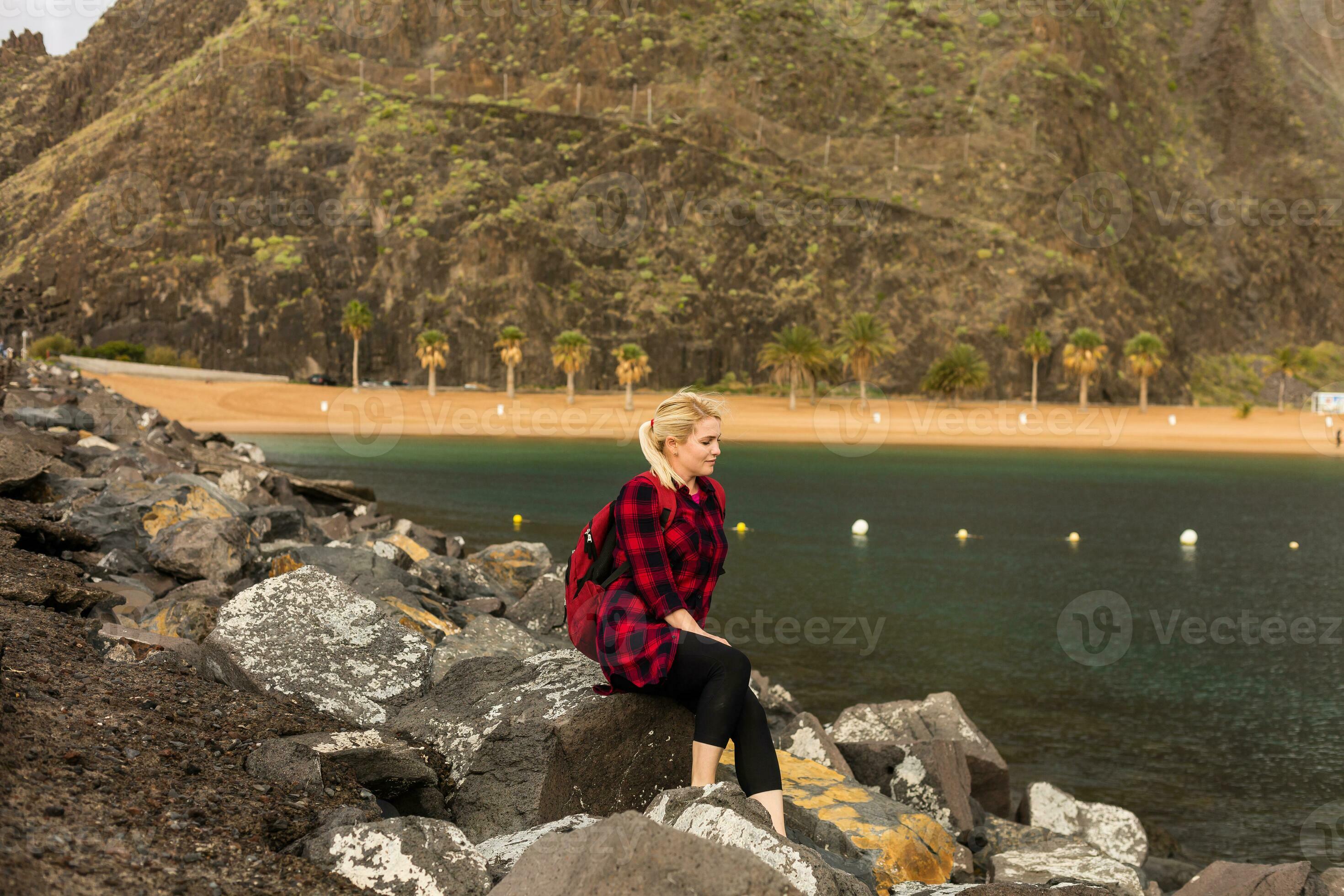 tenerife mujer viajero turista mirando a playa vista. playa Delaware