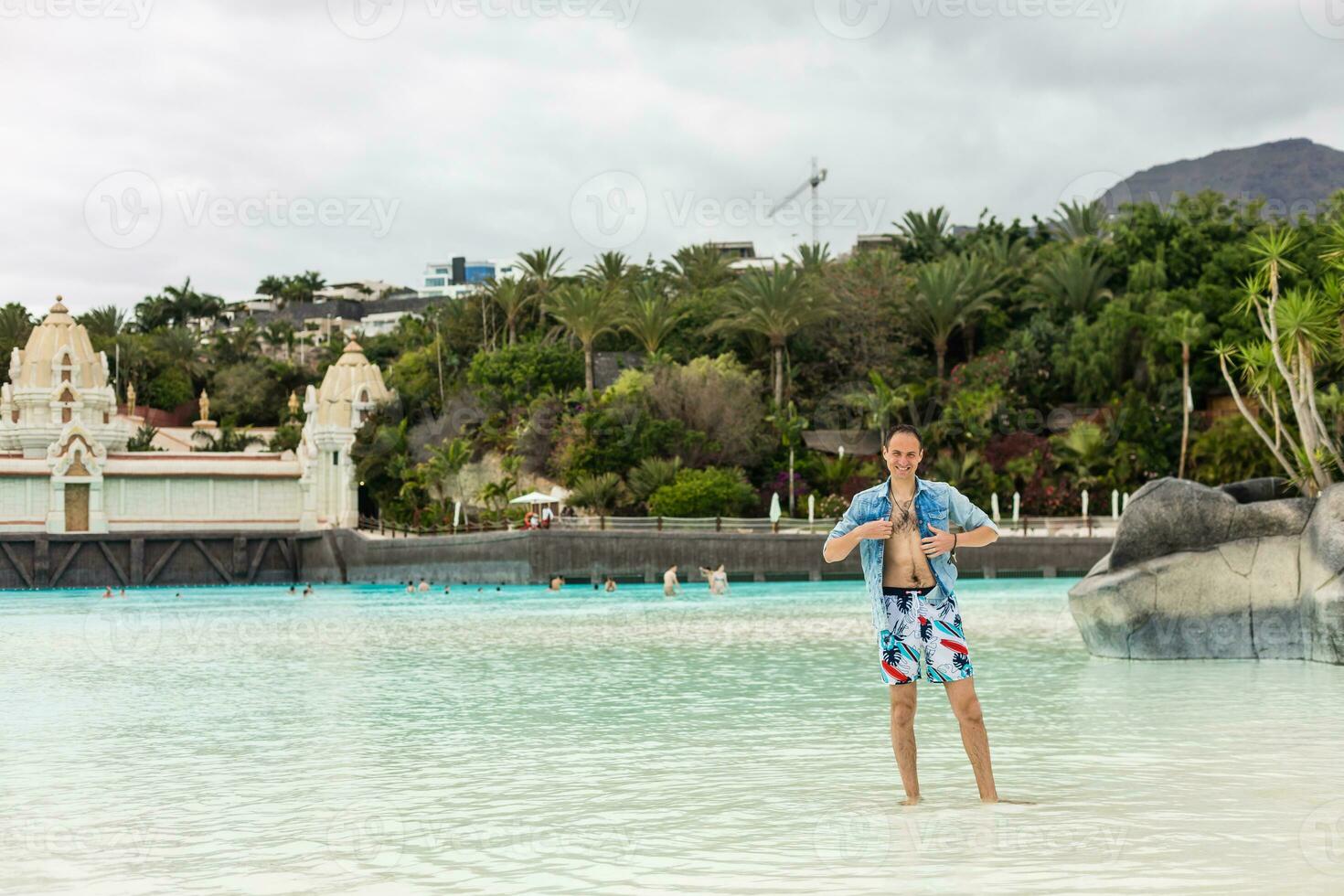 retrato de un joven atractivo en una playa tropical foto