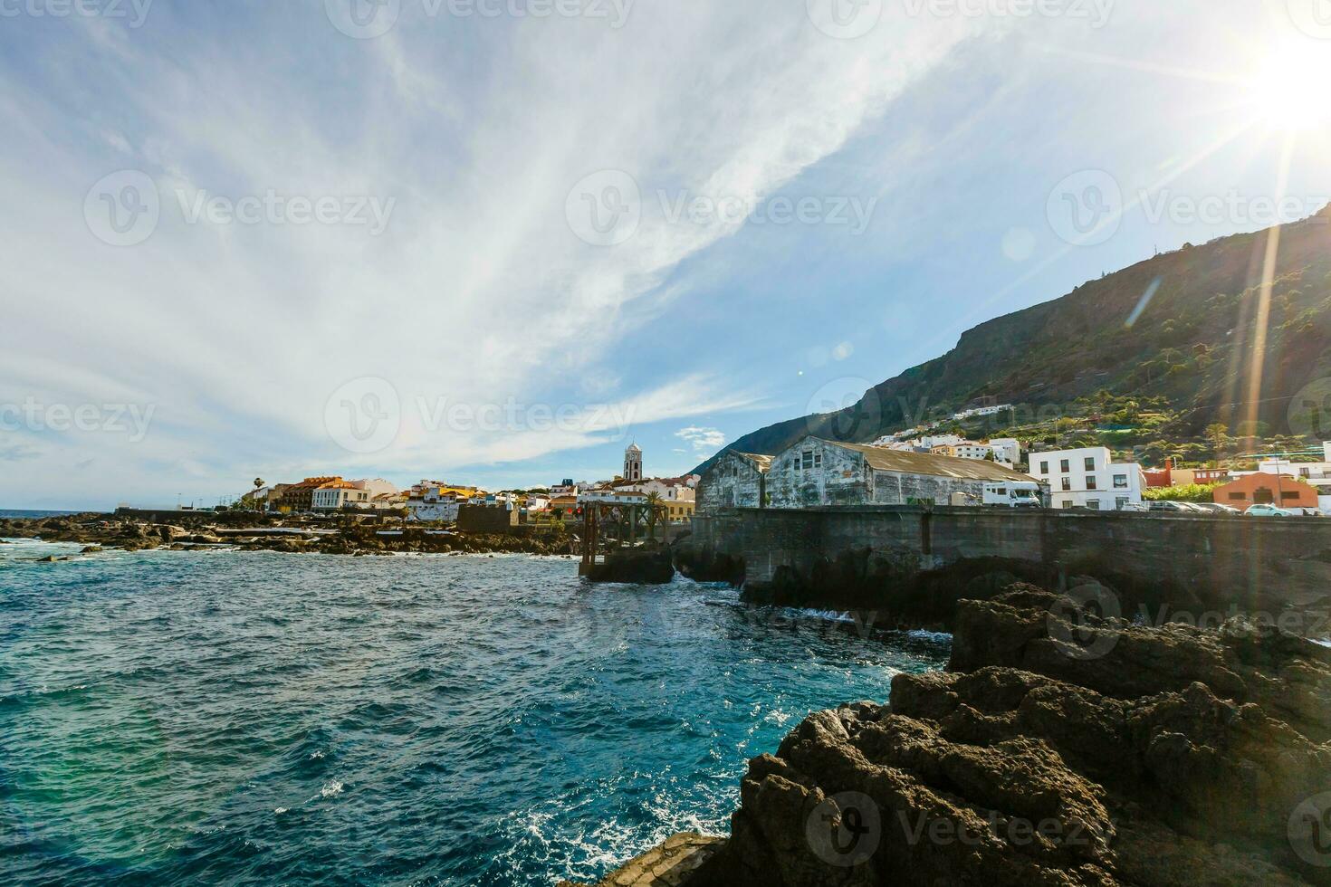 aéreo ver de garachico pueblo en el costa de atlántico Oceano en tenerife isla de España foto