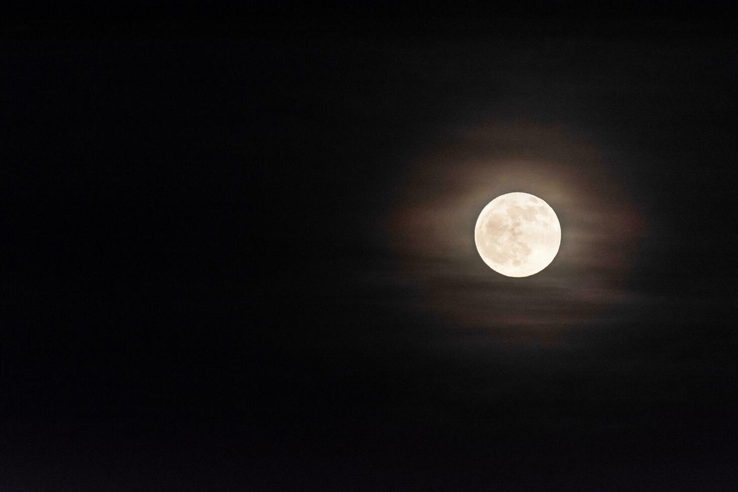 brillante Luna con vistoso zona alrededor en el noche foto