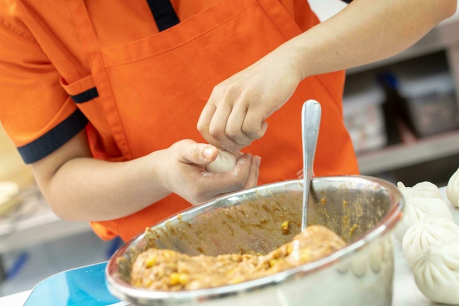 chino alimento, baozi es un tradicional delicadeza en porcelana, un pan comida fotografía entonces tentador, delicioso baozi, chino al vapor carne bollo es Listo a comer en servicio plato y buque de vapor foto