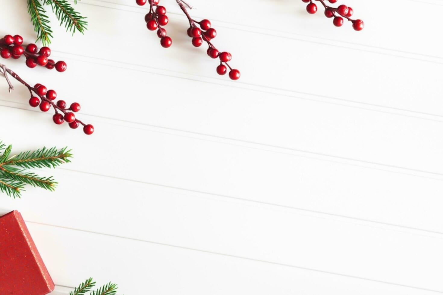 Navidad composición. abeto árbol sucursales, rojo decoraciones en gris fondo, flores composición. blanco y púrpura flores en mármol fondo, eucalipto hojas, invierno, parte superior vista. Navidad regalo. foto