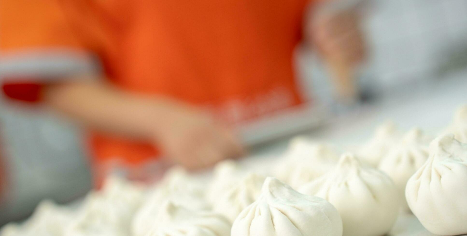 chino alimento, baozi es un tradicional delicadeza en porcelana, un pan comida fotografía entonces tentador, delicioso baozi, chino al vapor carne bollo es Listo a comer en servicio plato y buque de vapor foto