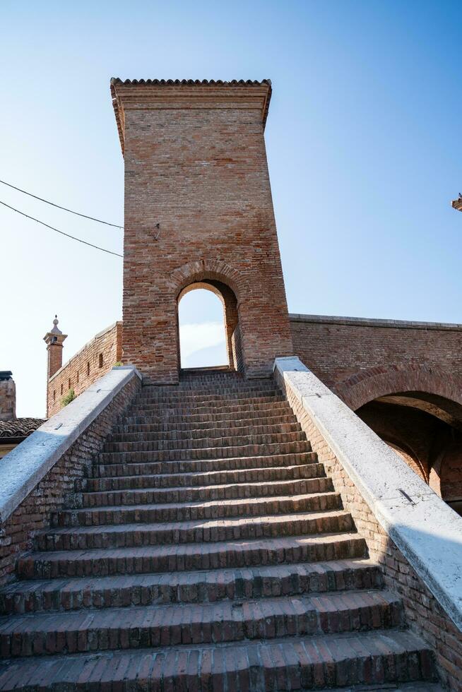 comacchio ,italia-junio 2, 2023-personas paseo en comacchio en frente apagado el famoso Tres puentes durante un soleado día foto